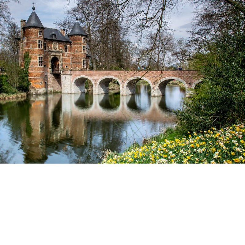 Kasteel van Groot-Bijgaarden, een waterburcht in Vlaams-Brabant, bekend van de jaarlijkse Floraliën.