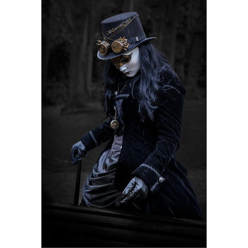Een gemaskerd meisje in steampunk thema