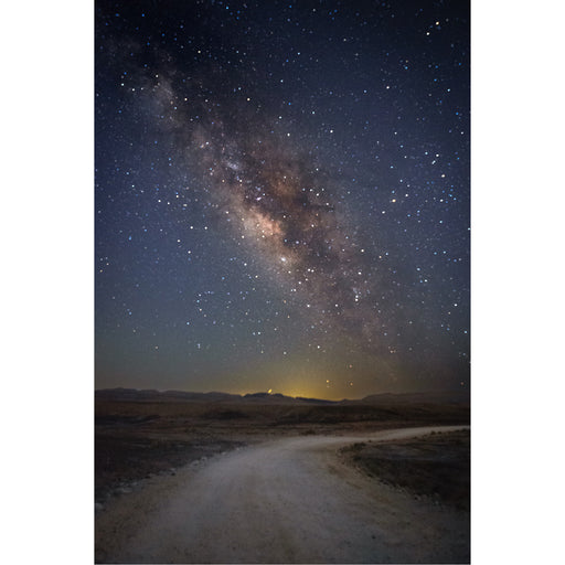 De Melkweg, onze thuisstelsel, die als een heldere band van licht aan de nachtelijke hemel te zien is. Dit is het gevolg van de miljarden sterren en gaswolken die zich in het centrale vlak van de spiraalvormige Melkweg bevinden. 