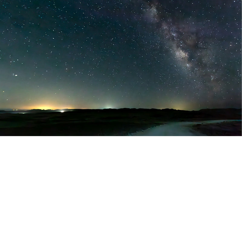 De Melkweg, onze thuisstelsel, die als een heldere band van licht aan de nachtelijke hemel te zien is. Dit is het gevolg van de miljarden sterren en gaswolken die zich in het centrale vlak van de spiraalvormige Melkweg bevinden. 