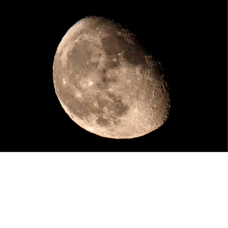 De maan draait in ongeveer 27,3 dagen om de aarde. De gemiddelde afstand van de aarde tot de maan is ongeveer 384.400 kilometer. 