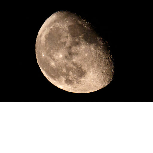 De maan draait in ongeveer 27,3 dagen om de aarde. De gemiddelde afstand van de aarde tot de maan is ongeveer 384.400 kilometer. 