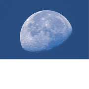 De maan draait in ongeveer 27,3 dagen om de aarde. De gemiddelde afstand van de aarde tot de maan is ongeveer 384.400 kilometer. 