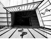 Zwart-witfoto van een wenteltrap. Wenteltrappen zijn trappen die rond een centrale spil zijn gebouwd.