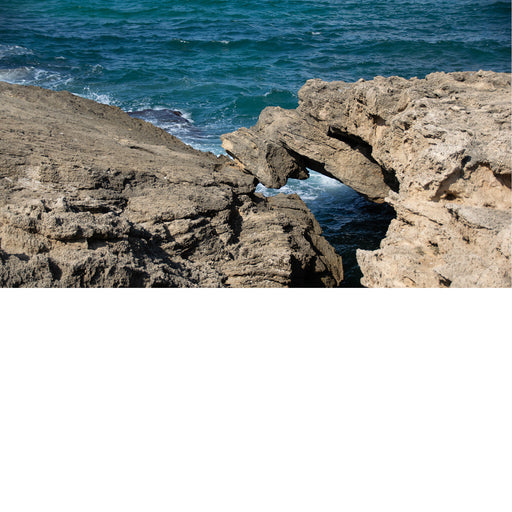 Een rotsformatie bij het strand van Dor Habonim in Israël. Het strand van Dor Habonim staat bekend om zijn natuurlijke baaien en rotsachtige kustlijn.