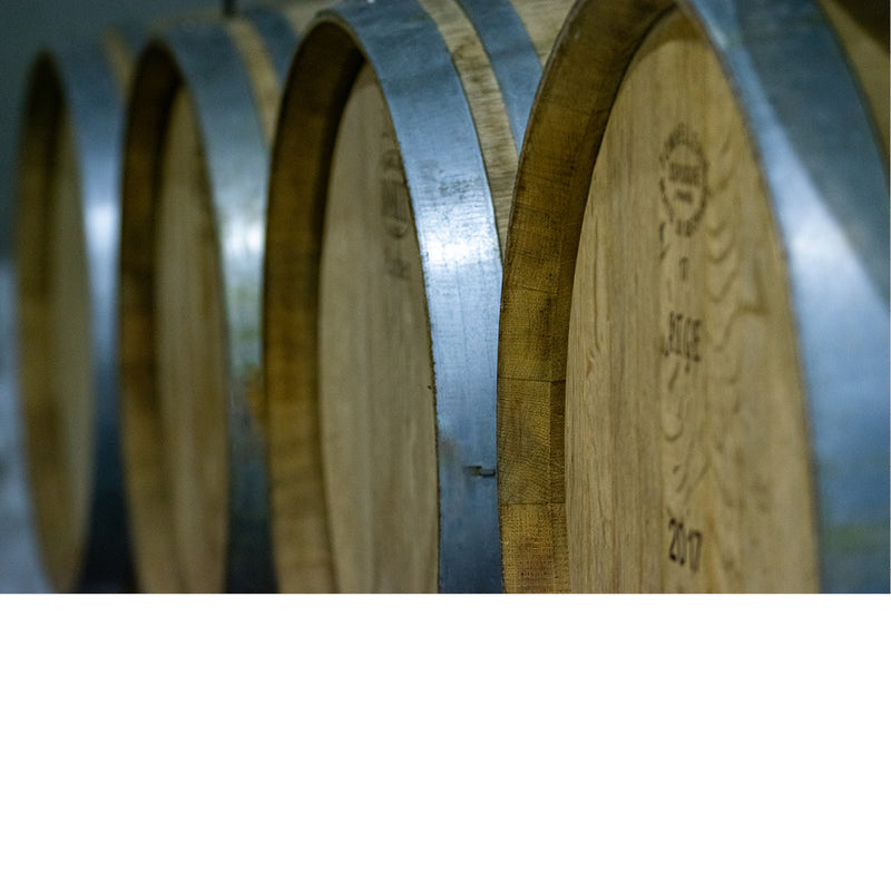 Houten vaten of tonnen worden vaak gebruikt voor de gisting en rijping van wijn of andere alcoholische dranken. 