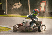 Een kartcoureur gaat stevig door in de bocht.