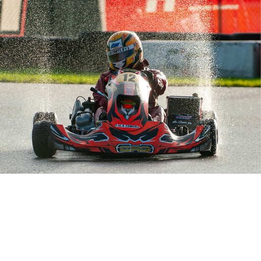 Deze kart raast over het natte wegdek.