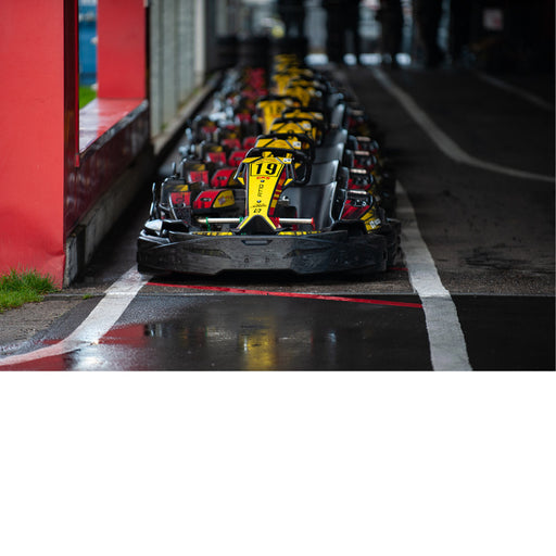 Deze karts staan klaar langs de kant voor een volgende race.