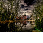 Het August De Boeckhuis in Merchtem wordt weerspiegeld in de Kerkvijver.