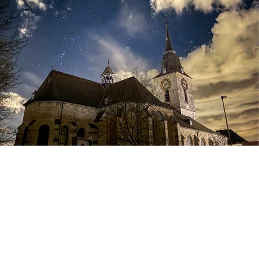 De kerk van Merchtem uit een originele hoek.