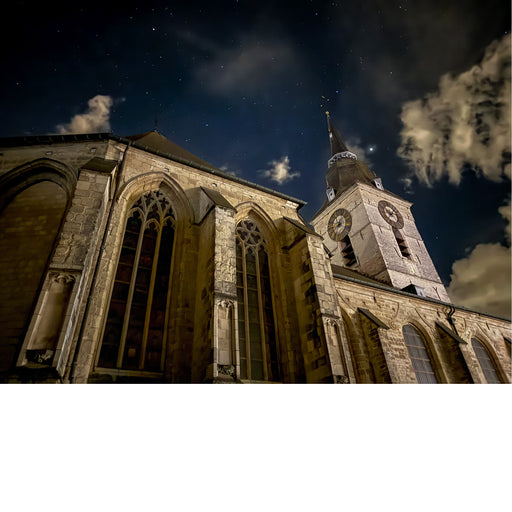 De kerk van Merchtem uit een originele hoek.