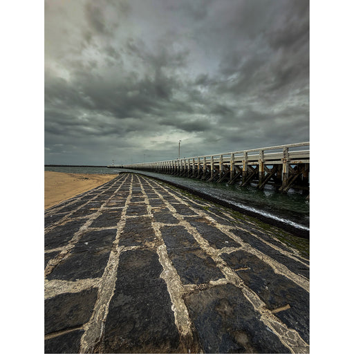 Naast de houten pier loopt ook een gofbreker tot in de zee.