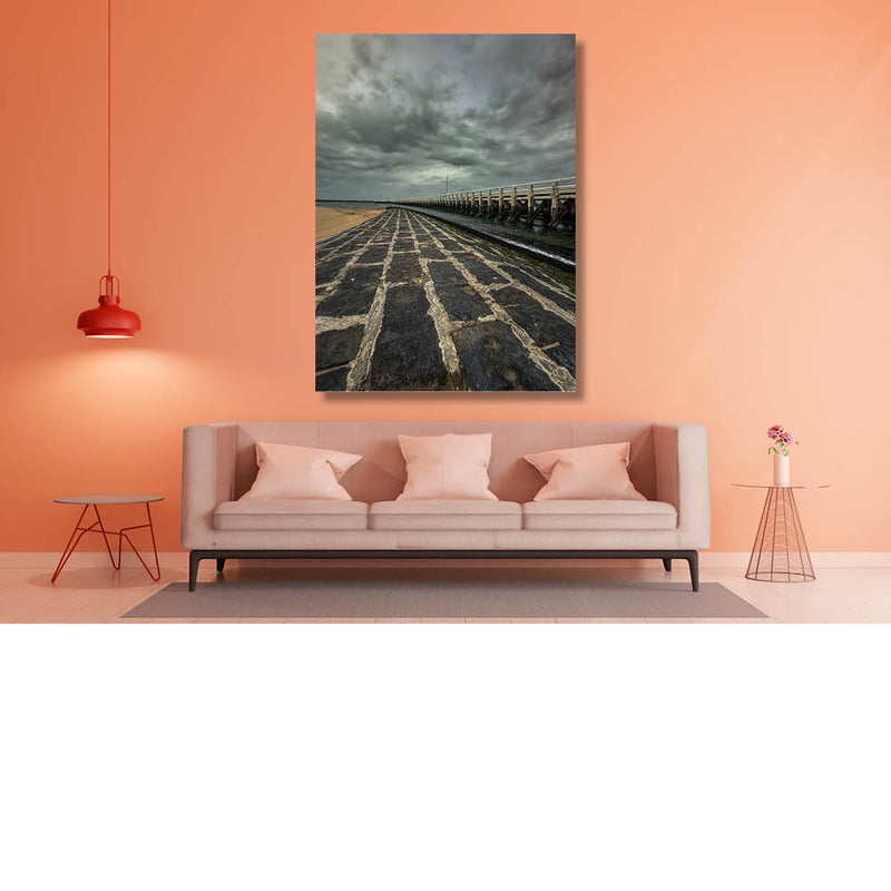 Golfbreker langs de pier