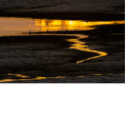 Zon kleurt het water tot een lava stroom