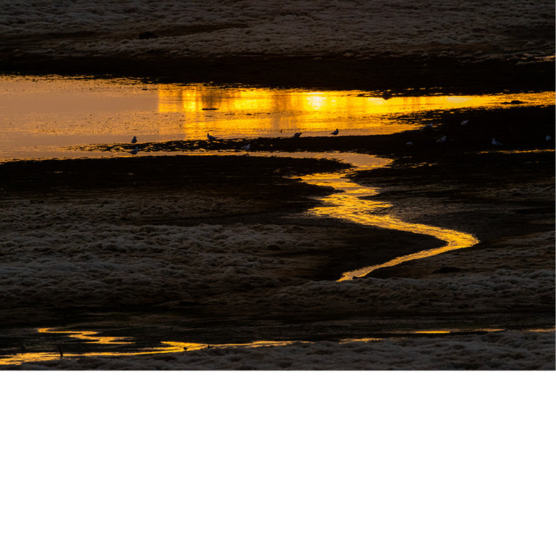 Zon kleurt het water tot een lava stroom