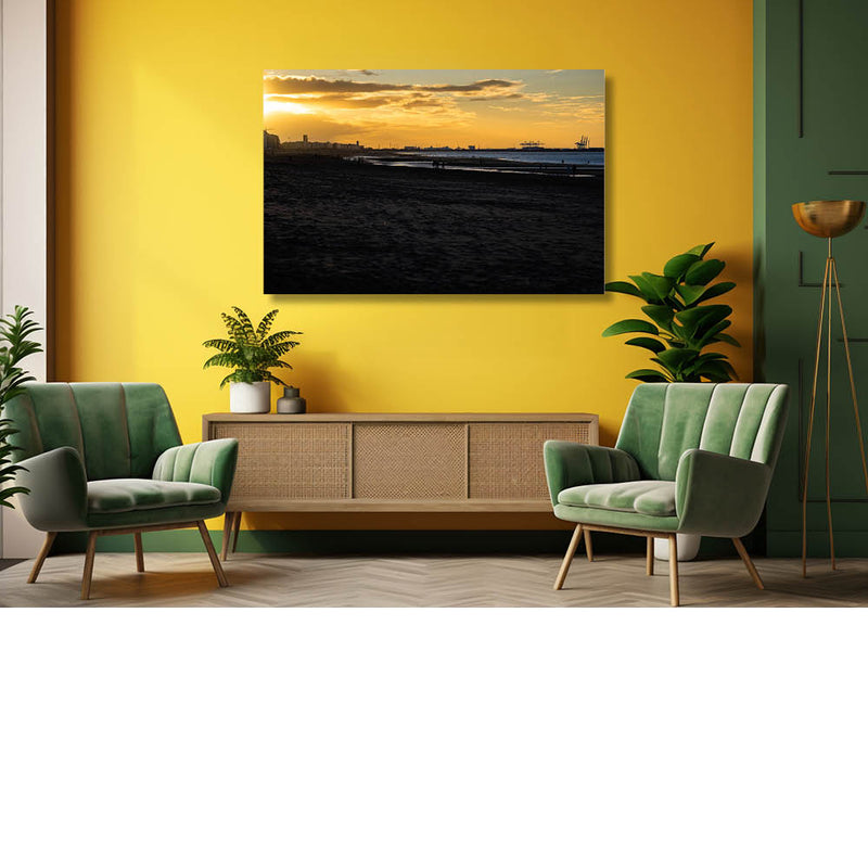 Zonsondergang aan het strand met skyline