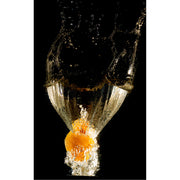 Macro-opname van een sinaasappel die in water valt, met dramatische belichting en spetters.