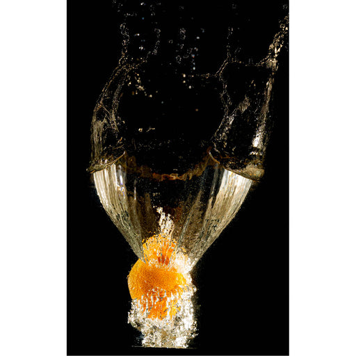 Macro-opname van een sinaasappel die in water valt, met dramatische belichting en spetters.