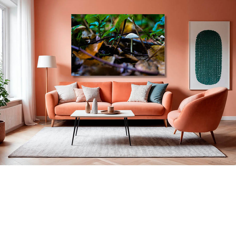 Witte paddenstoel tussen herfstbladeren