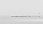 Artistieke zwart-witfoto van een kustlijn met een lange golfbreker en een navigatiepaal, vastgelegd in minimalistische stijl.