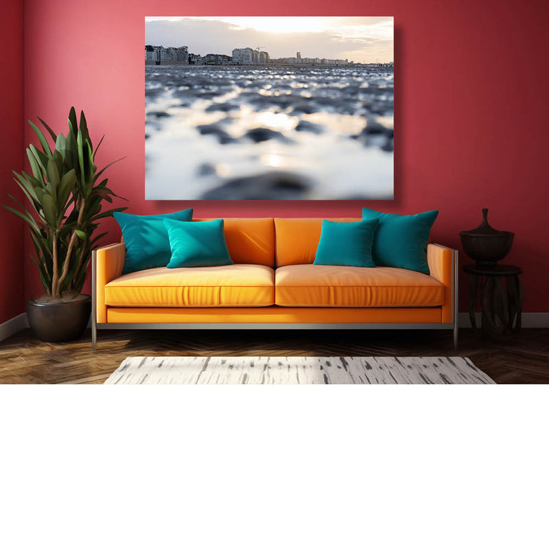 Reflecties op nat zand bij zonsondergang