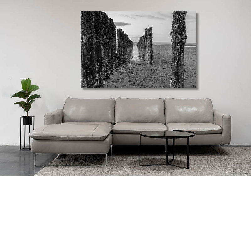 Oude golfbreker in zwart-wit perspectief