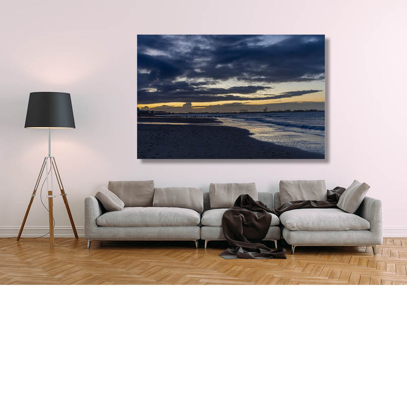 Avondlucht boven de kustlijn