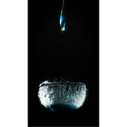 Een dichte wolk van waterdruppels barst naar buiten op het exacte moment dat een met water gevulde ballon openspat. Het bovenste gedeelte van de ballon schiet als een kleurrijke, vervormde vorm omhoog, terwijl de watermassa nog heel even haar originele contour behoudt. 