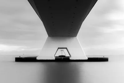Onder de brugpijler, de foto