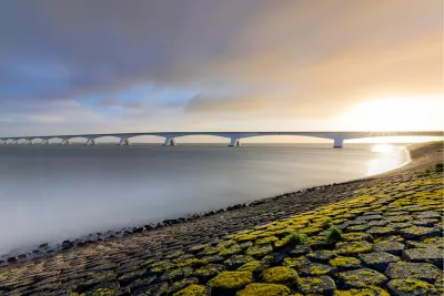 Gouden licht over de brug, de foto