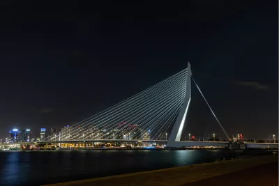 Erasmusbrug bij nacht, de foto