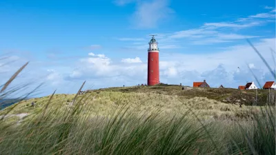 Texel, vuurtoren vanuit de duinen, de foto