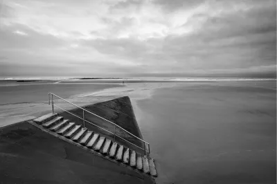 Concrete trap naar het strand in zwart-wit, de foto