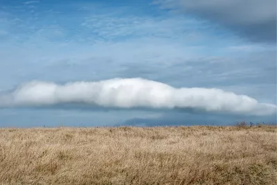 Eenzame wolk boven de droge velden, de foto