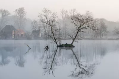 Mysterieuze eilandreflectie in de mist, de foto