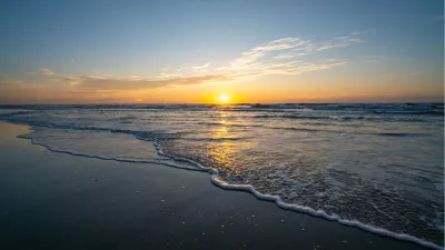 Gouden zonsondergang aan de vloedlijn, de foto