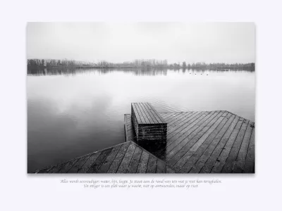 Zwart-wit steiger in serene mist, de foto
