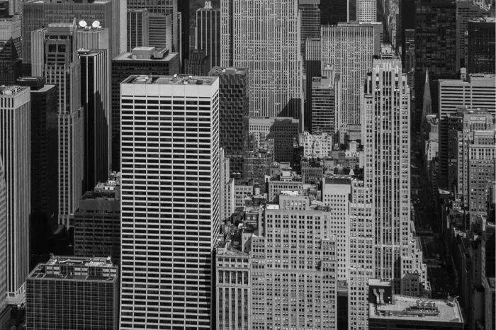 Dicht opeengepakte wolkenkrabbers van Manhattan van bovenaf gezien, in zwart-wit