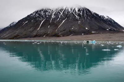 Mistberg in Turkoois Water, de foto