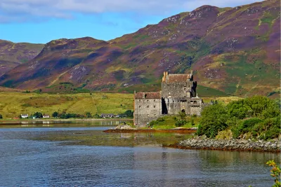 Eilean Donan Castle Schotland van verderaf, de foto
