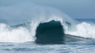 Naar de golven staren met open mond, de foto