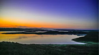 Paarse hemel boven mistig meer, de foto