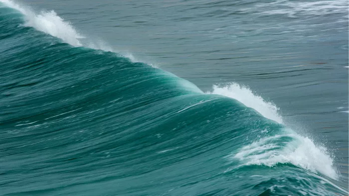De golven van de andere kant gefotografeerd. Grotere golven waren er deze keer niet. Nazarré Portugal is één van de locaties met de grootste golven voor surfers.