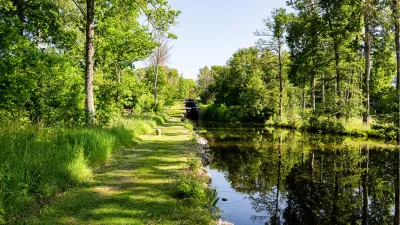 Bomen en reflecties in het kanaal, de foto