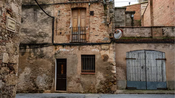 Het lijkt wel een klein dorpje in verval. Maar zo mooi om daar te zijn en van de natuur te genieten.