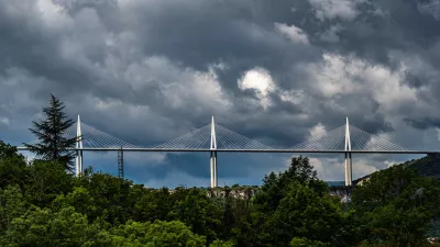 Tuibrug onder donkere wolken, de foto