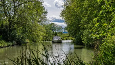 Varen tussen groene oevers, de foto