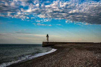 Vuurtoren aan het keienstrand, de foto