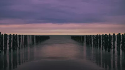 Mosselpalen op het strand, de foto